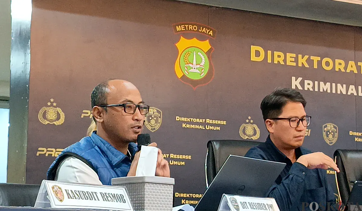 Dit Ressiber Polda Metro Jaya, Ipda Saji Purwanto (kiri) saat konferensi pers di Polda Metro Jaya, Jakarta Selatan, Selasa, 29 Juli 2025. (Sumber: POSKOTA | Foto: Ali Mansur)