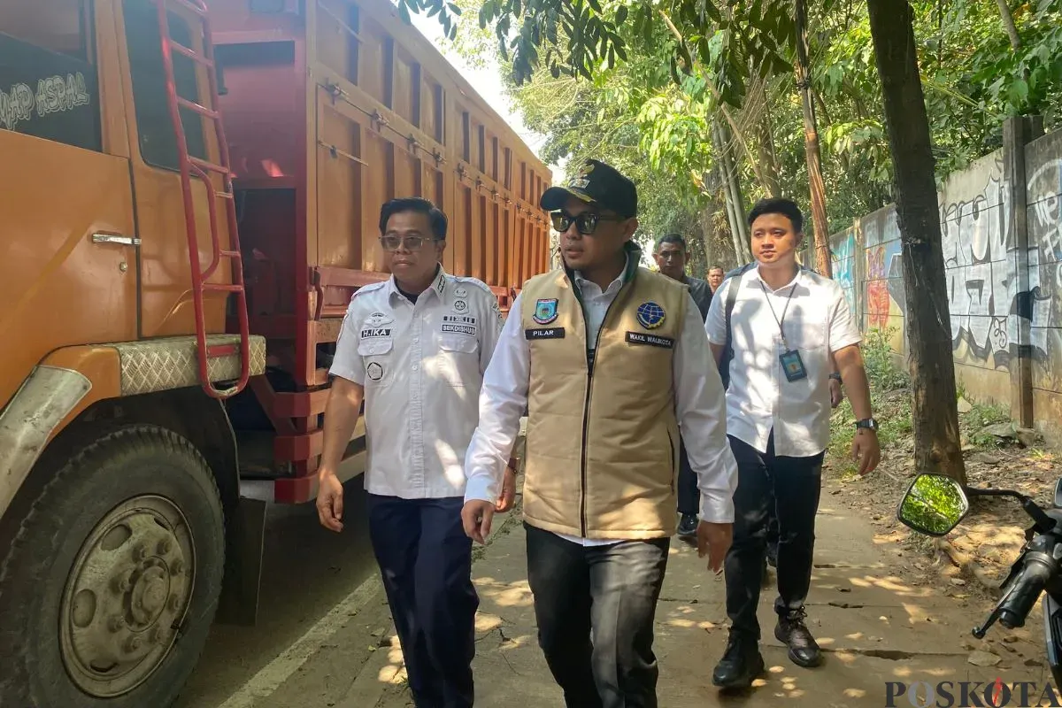 Wakil Wali Kota Tangsel, Pilar Saga saat memantau operasi truk ODOL di kawasan Serpong Puspiptek, Tangsel, Rabu, 30 Juli 2025. (Sumber: Poskota/Primayanti Juli Kumala Manalu)