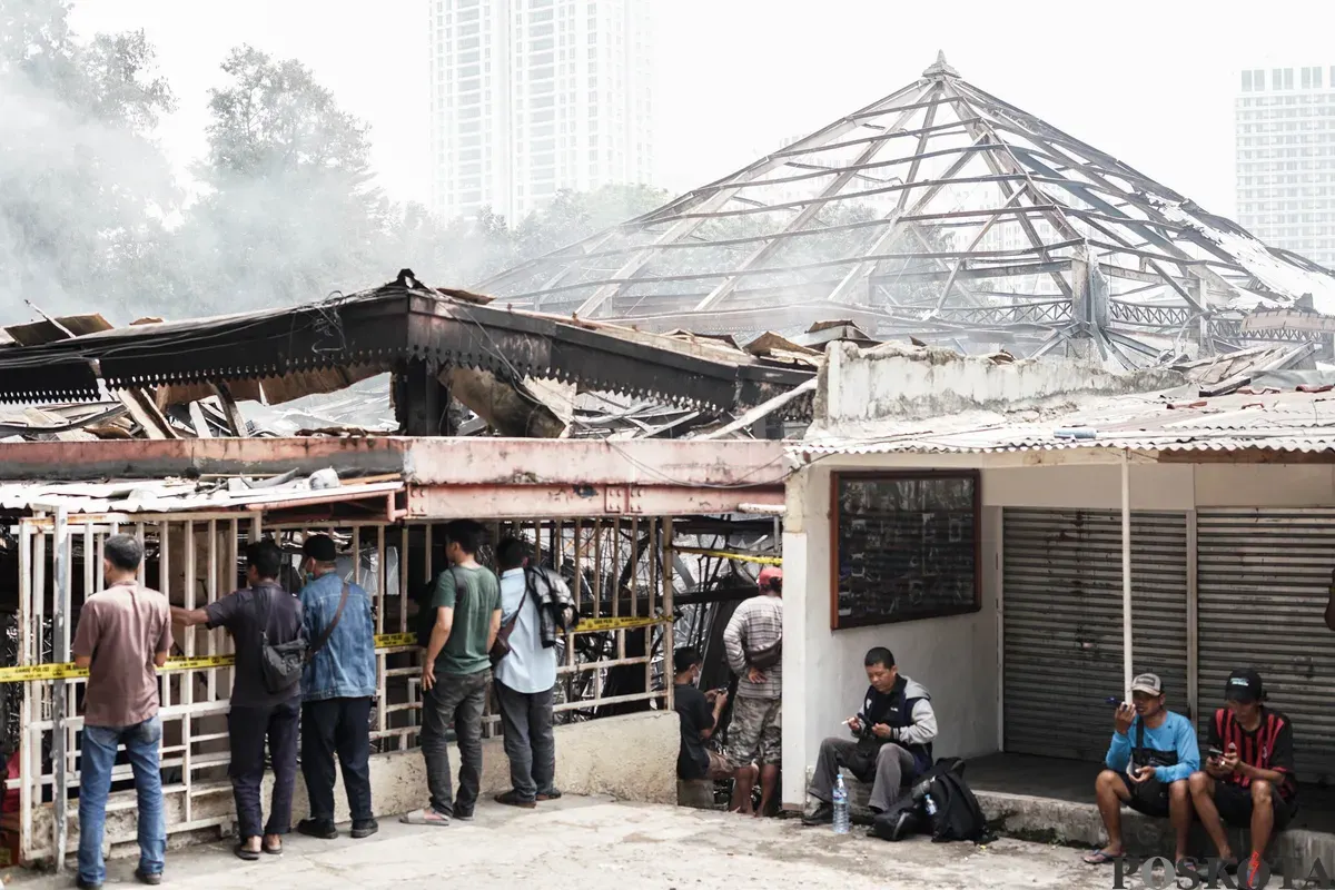 Sejumlah pedagang mengumpulkan barang dagangan yang masih bisa dimanfaatkan usai kebakaran melanda Pasar Taman Puring, Kebayoran Baru, Jakarta Selatan, Selasa, 29 Juni 2025. (Sumber: Poskota/Bilal Nugraha Ginanjar)