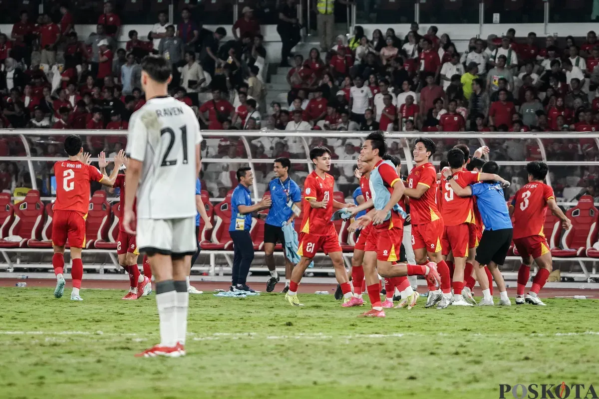 Selebrasi para pemain Timnas Vietnam usai mengalahkan Timnas Indonesia U-23 pada pertandingan final Piala AFF U-23 2025 di Stadion Utama Gelora Bung Karno (SUGBK), Senayan, Jakarta, Selasa, 29 Juli 2025. (Sumber: Poskota/Bilal Nugraha Ginanjar)