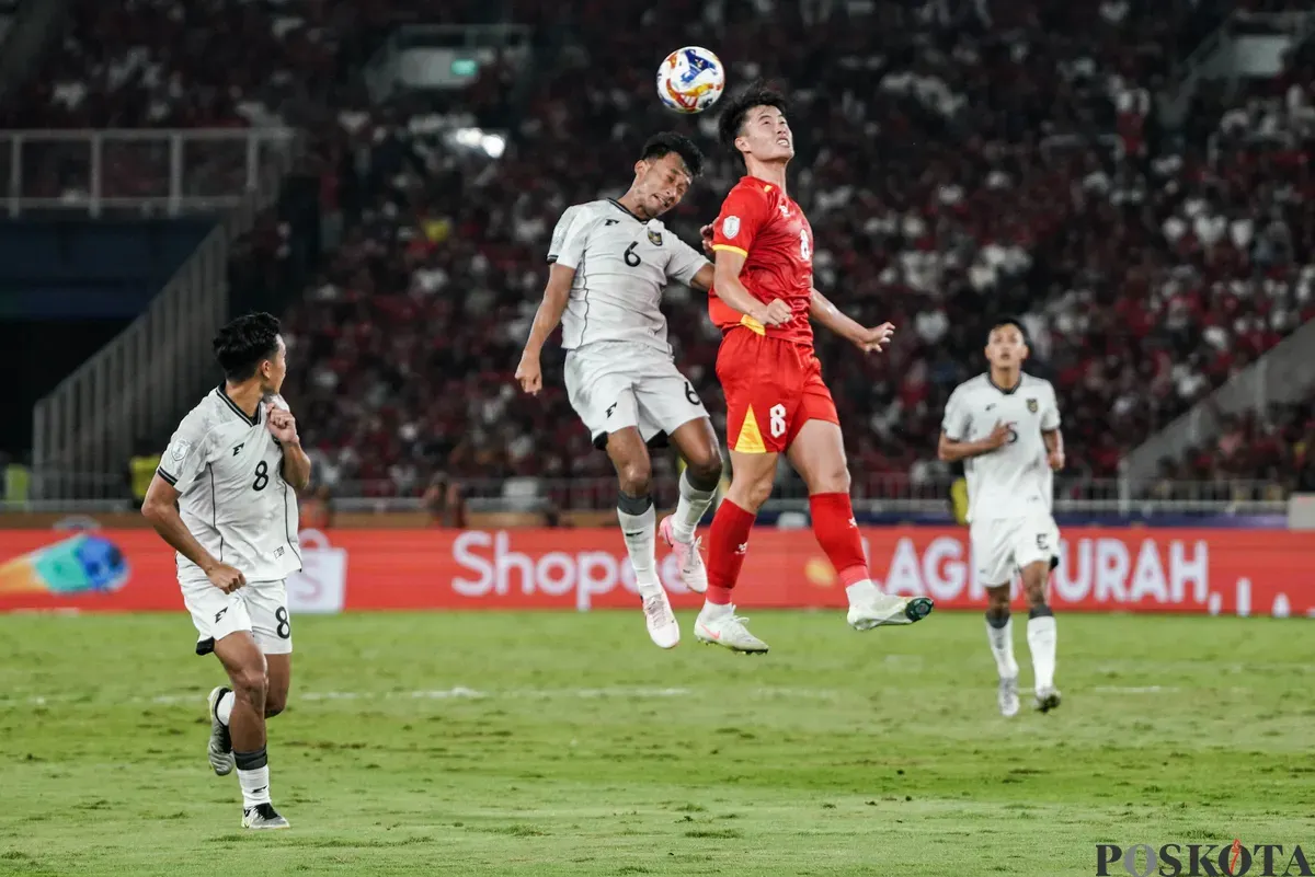 Pesepak bola Timnas Indonesia U-23 Robi Darwis berebut bola dengan pesepak bola Timnas Vietnam U-23 pada pertandingan final Piala AFF U-23 2025 di Stadion Utama Gelora Bung Karno (SUGBK), Senayan, Jakarta, Selasa, 29 Juli 2025. (Sumber: Poskota/Bilal Nugraha Ginanjar)