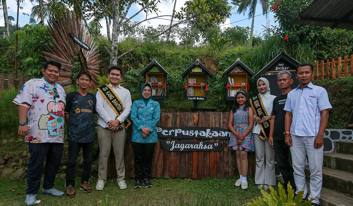 Bunda Literasi Banten, Tisnawati Andra Soni (keempat dari kiri) saat berkunjung ke perpustakaan Jagaraksa di wisata Lembur Kula, Gunung Karang, Desa Pasirpeuteuy, Kecamatan Cadasari, Kabupaten Pandeglang. (Sumber: Dok Pustakawan Pandeglang)