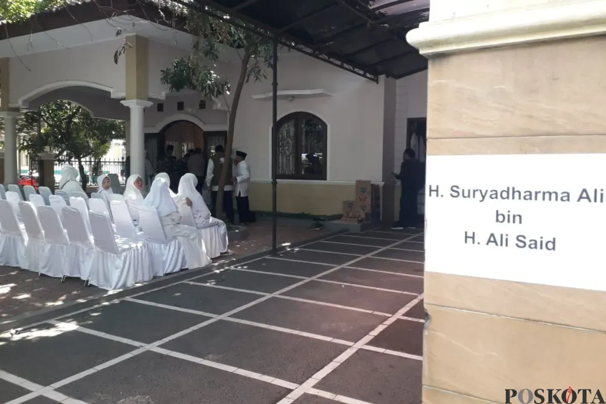 Suasana rumah duka eks Menag 2009-2013, Suryadharma Ali di Jalan Cipinang Cempedak I Nomor 30, Kecamatan Jatinegara, Jakarta Timur, Kamis, 31 Juli 2025. (Sumber: Poskota/Heri Effendi)