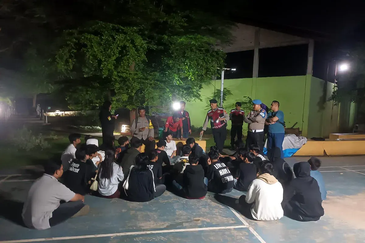 25 remaja yang tengah asyik pesta miras diamankan petugas dari Polsek Cinere. (Sumber: Dok. Polsek Cinere)