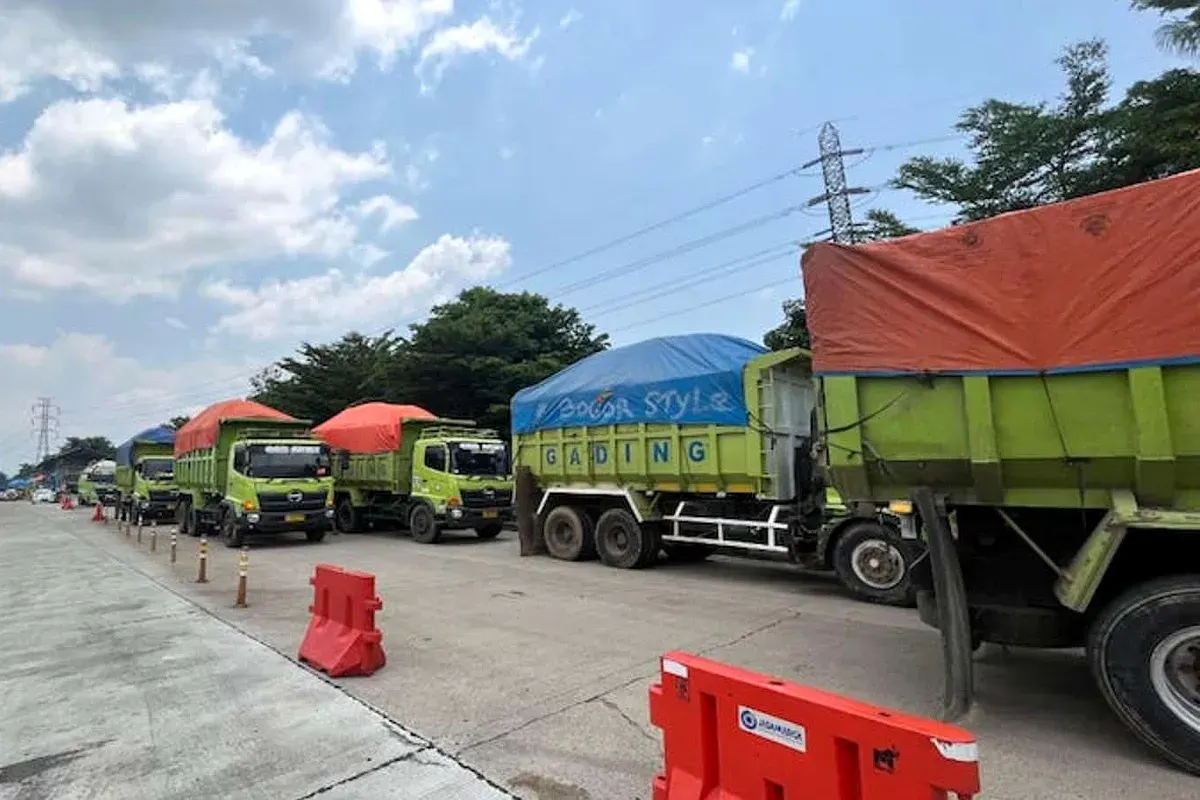 Ilustrasi, Truk ODOL, Kebijakan Zero ODOL 2026 diprotes sopir truk. AHY siapkan Perpres, sementara DPR sebut situasi darurat akibat kecelakaan dan kerusakan jalan. Baca selengkapnya! Sumber: Humas Pemprov Jabar)