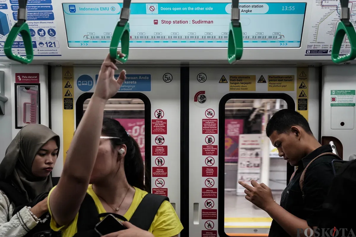 Sejumlah penumpang berada didalam gerbong kereta rel listrik (KRL) baru seri Commuter Line Indonesia (CLI)-125 saat pengoperasian perdana di Stasiun Manggarai, Jakarta, Minggu, 1 Juni 2025. (Sumber: Poskota/Bilal Nugraha Ginanjar)