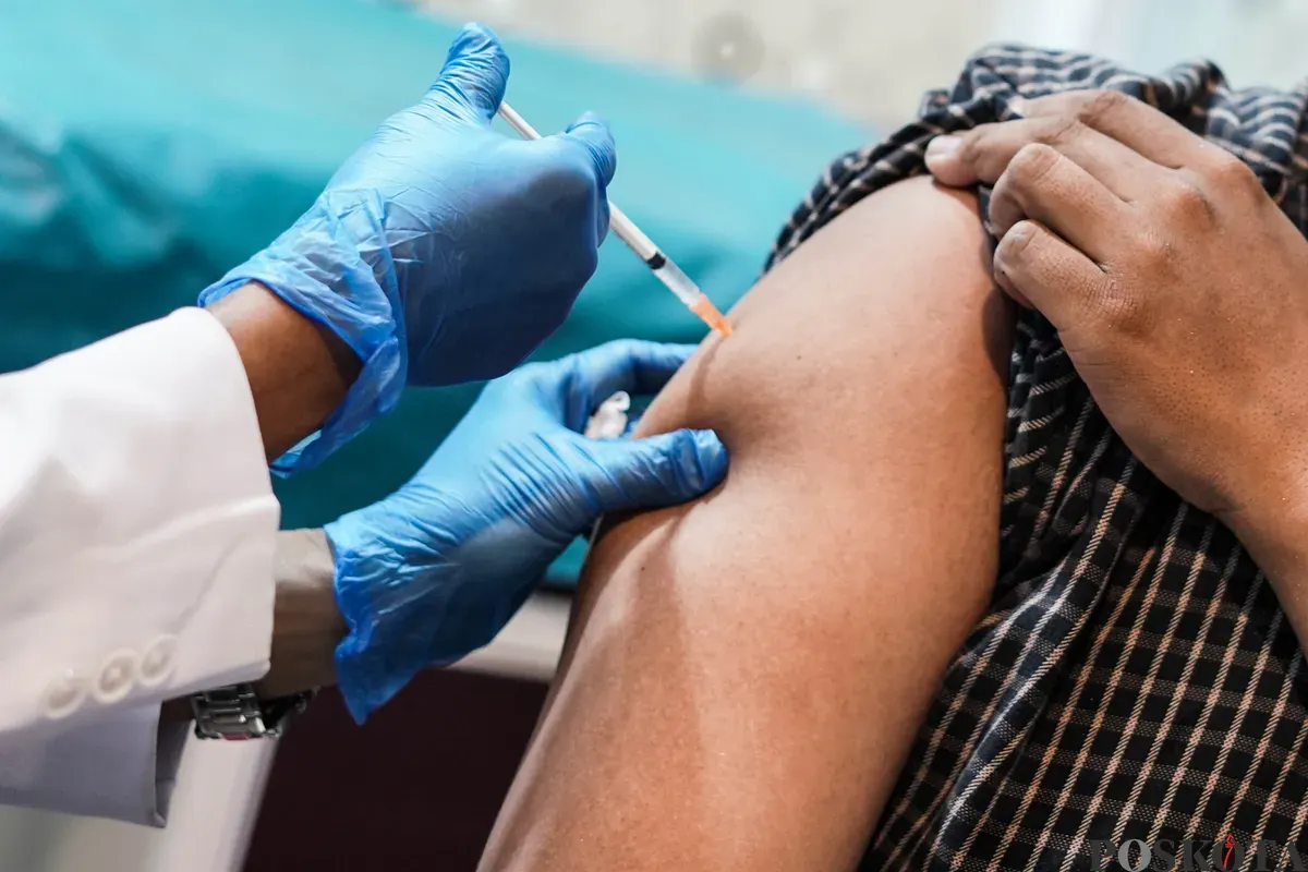 Dokter menyuntikan vaksin COVID-19 di Klinik Atlantic, Mangga Besar Jakarta, Minggu, 1 Juni 2025. (Sumber: Poskota/Bilal Nugraha Ginanjar)
