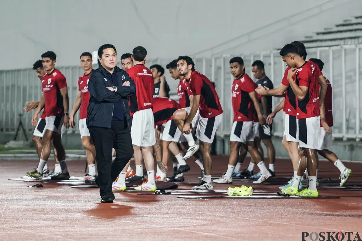 Sejumlah pesepak bola Timnas Indonesia mengikuti sesi latihan di Stadion Madya, Gelora Bung Karno, Jakarta, Senin, 2 Juni 2025. Timnas Indonesia menggelar latihan perdana di Jakarta usai menjalani pemusatan latihan di Bali. (Sumber: Poskota/Bilal Nugraha Ginanjar)