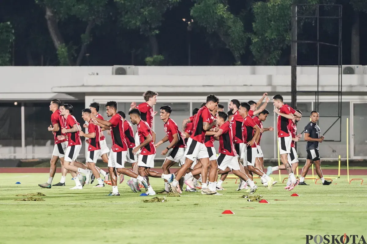 Sejumlah pesepak bola Timnas Indonesia mengikuti sesi latihan di Stadion Madya, Gelora Bung Karno, Jakarta, Senin, 2 Juni 2025. Timnas Indonesia menggelar latihan perdana di Jakarta usai menjalani pemusatan latihan di Bali. (Sumber: Poskota/Bilal Nugraha Ginanjar)