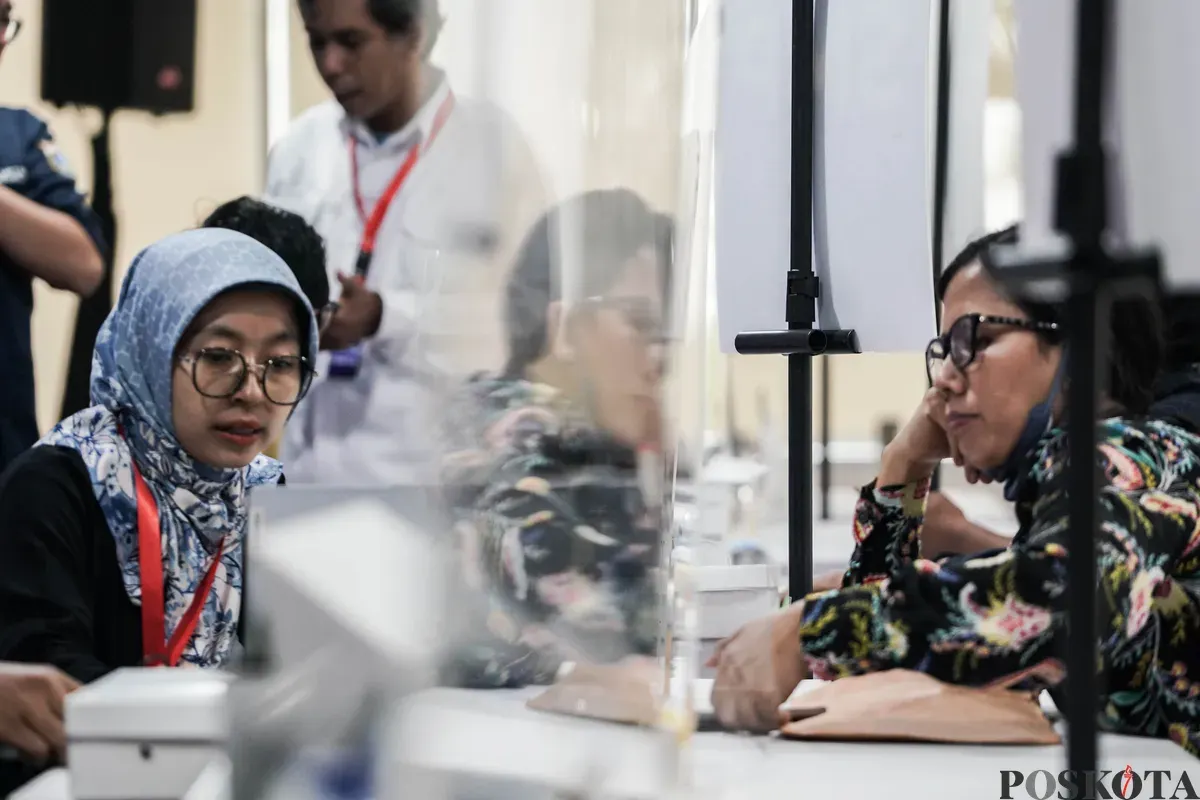 Dinas Pendidikan DKI Jakarta melayani aduan orang tua siswa di Posko Layanan Seleksi Penerimaan Murid Baru (SPMB), Gedung Dinas Pendidikan DKI Jakarta, Selasa, 3 Juni 2025. (Sumber: Poskota/Bilal Nugraha Ginanjar)