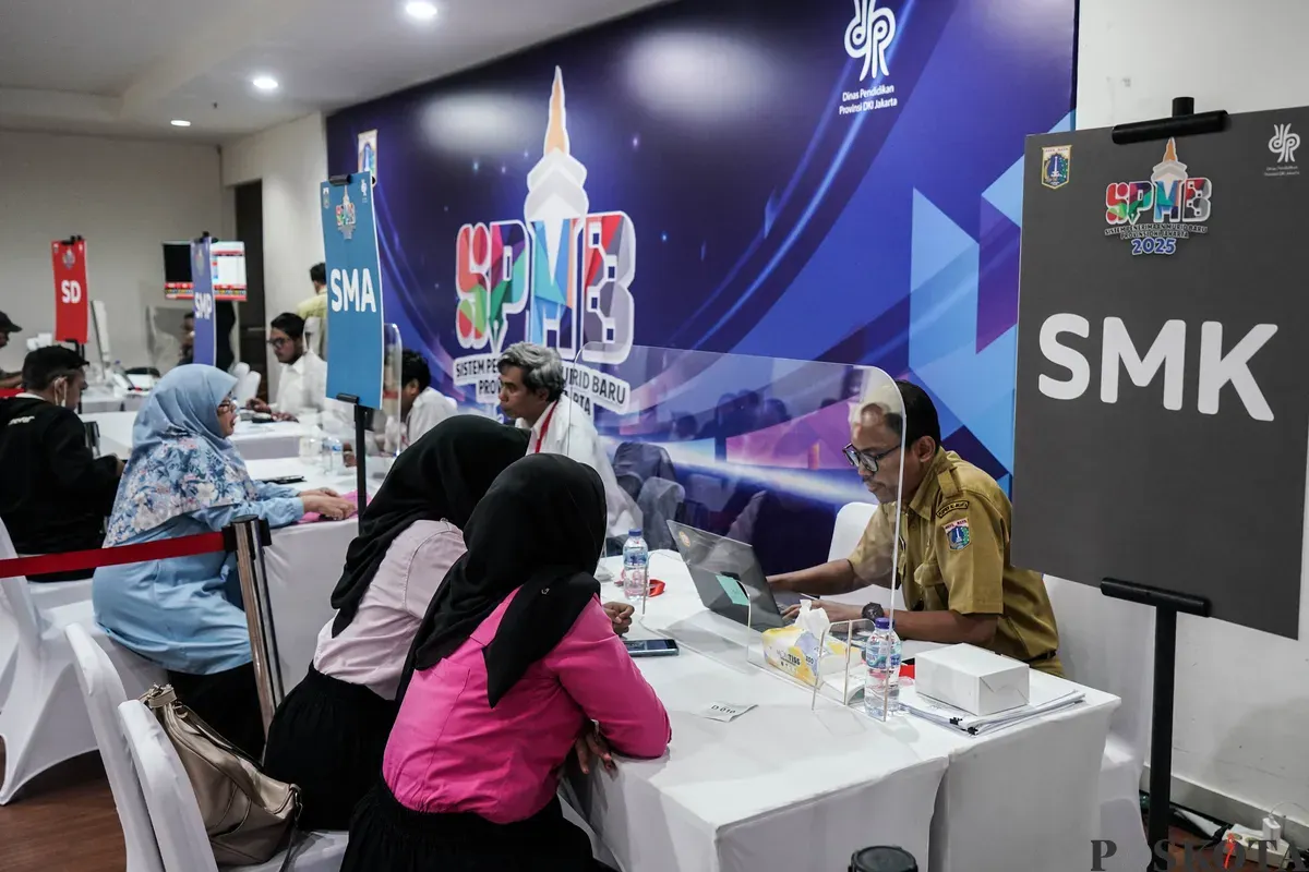 Dinas Pendidikan DKI Jakarta melayani aduan orang tua siswa di Posko Layanan Seleksi Penerimaan Murid Baru (SPMB), Gedung Dinas Pendidikan DKI Jakarta, Selasa, 3 Juni 2025. (Sumber: Poskota/Bilal Nugraha Ginanjar)