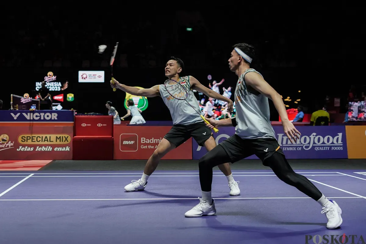 Pebulu tangkis ganda putra Indonesia Muhammad Rian Ardianto dan Fajar Alfian mengembalikan kok ke arah ganda putra Denmark Daniel Lundgaard dan Mads Vestergaard pada babak 32 besar Kapal Api Indonesia Open 2025 di Istora Senayan, Gelora Bung Karno, Jakarta, Rabu, 4 Juni 2025. (Sumber: Poskota/Bilal Nugraha Ginanjar)