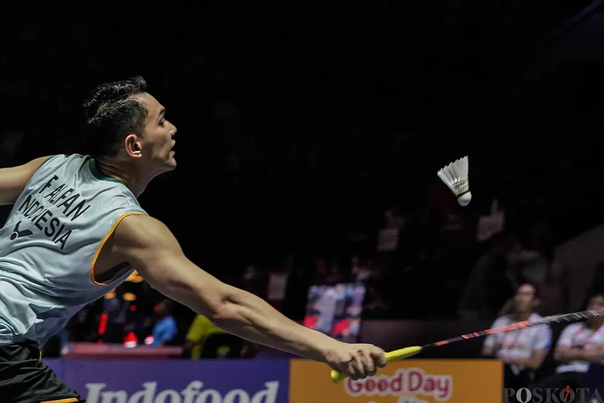 Pebulu tangkis ganda putra Indonesia Muhammad Rian Ardianto dan Fajar Alfian mengembalikan kok ke arah ganda putra Denmark Daniel Lundgaard dan Mads Vestergaard pada babak 32 besar Kapal Api Indonesia Open 2025 di Istora Senayan, Gelora Bung Karno, Jakarta, Rabu, 4 Juni 2025. (Sumber: Poskota/Bilal Nugraha Ginanjar)