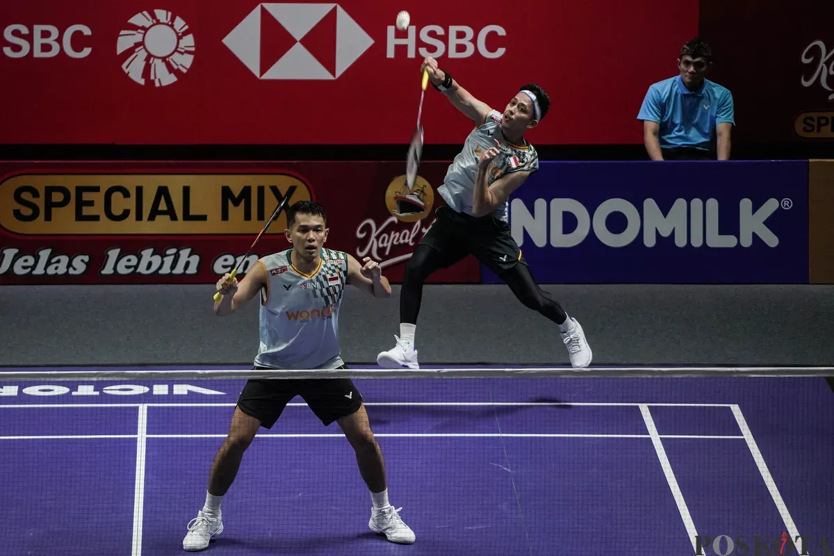 Pebulu tangkis ganda putra Indonesia Muhammad Rian Ardianto dan Fajar Alfian mengembalikan kok ke arah ganda putra Denmark Daniel Lundgaard dan Mads Vestergaard pada babak 32 besar Kapal Api Indonesia Open 2025 di Istora Senayan, Gelora Bung Karno, Jakarta, Rabu, 4 Juni 2025. (Sumber: Poskota/Bilal Nugraha Ginanjar)