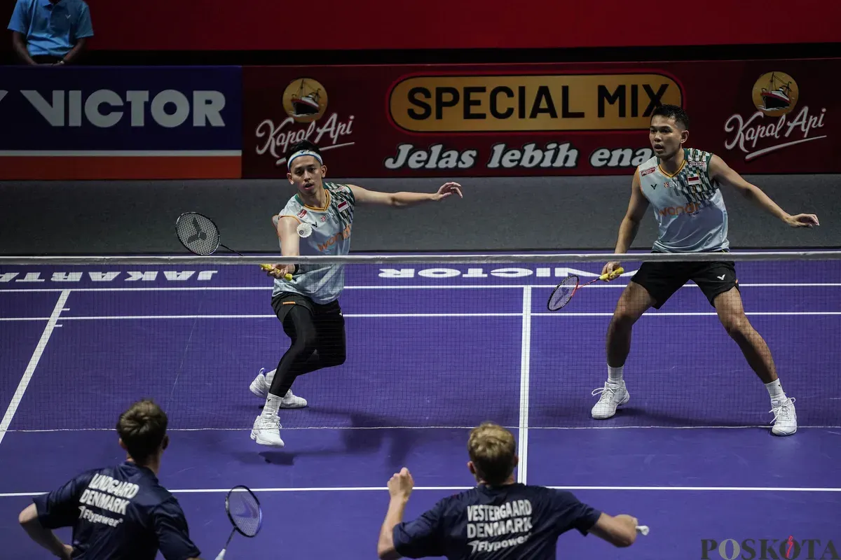 Pebulu tangkis ganda putra Indonesia Muhammad Rian Ardianto dan Fajar Alfian mengembalikan kok ke arah ganda putra Denmark Daniel Lundgaard dan Mads Vestergaard pada babak 32 besar Kapal Api Indonesia Open 2025 di Istora Senayan, Gelora Bung Karno, Jakarta, Rabu, 4 Juni 2025. (Sumber: Poskota/Bilal Nugraha Ginanjar)