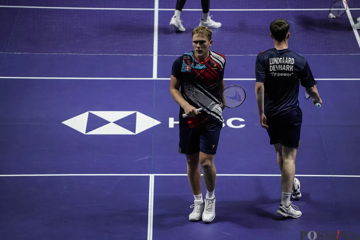 Pebulu tangkis ganda putra Denmark Daniel Lundgaard dan Mads Vestergaard pada babak 32 besar Kapal Api Indonesia Open 2025 di Istora Senayan, Gelora Bung Karno, Jakarta, Rabu, 4 Juni 2025. (Sumber: Poskota/Bilal Nugraha Ginanjar)