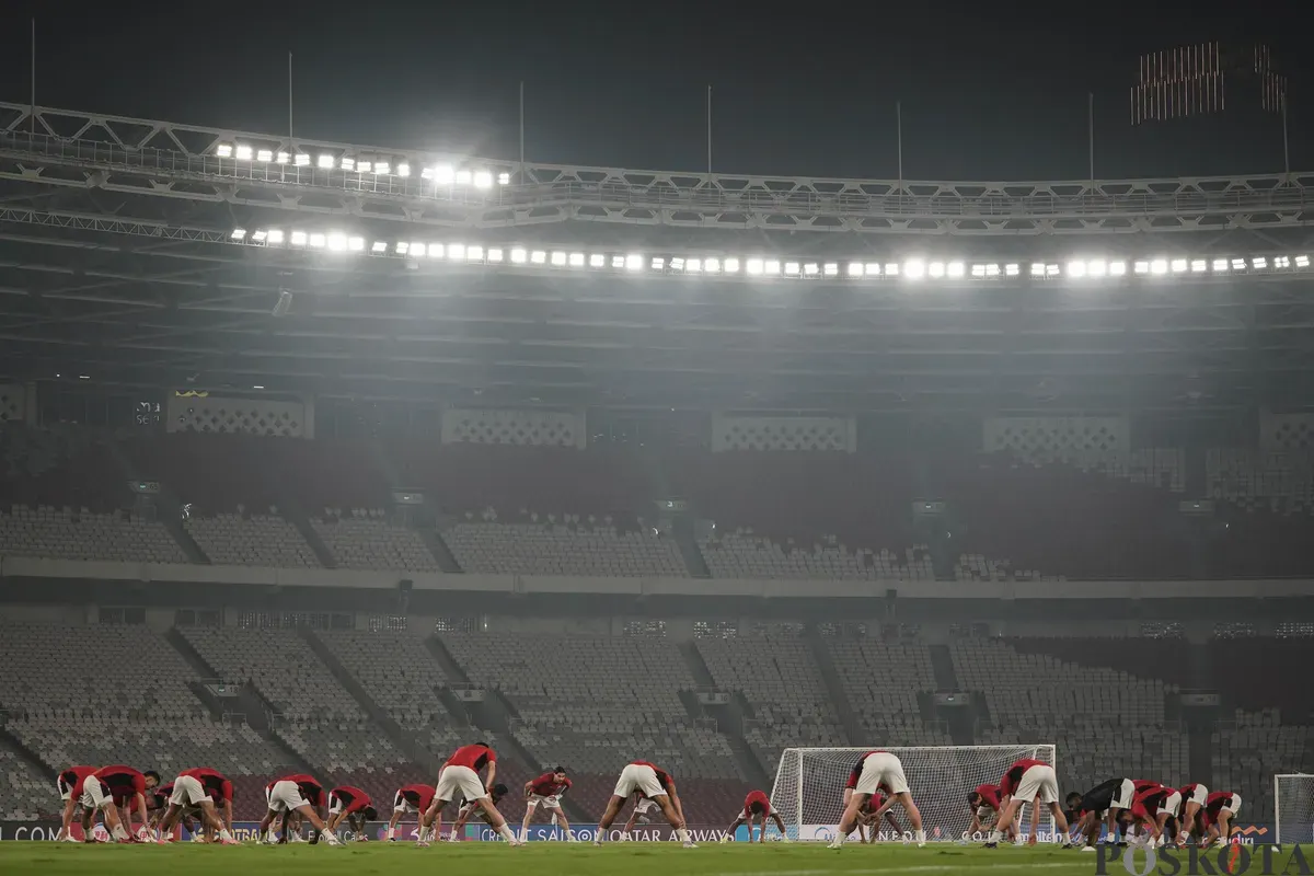 Sejumlah pesepak bola Timnas Inedonesia mengikuti sesi latihan resmi di Stadion Utama Gelora Bung Karno, Jakarta, Rabu, 4 Juni 2025. (Sumber: Poskota/Bilal Nugraha Ginanjar)