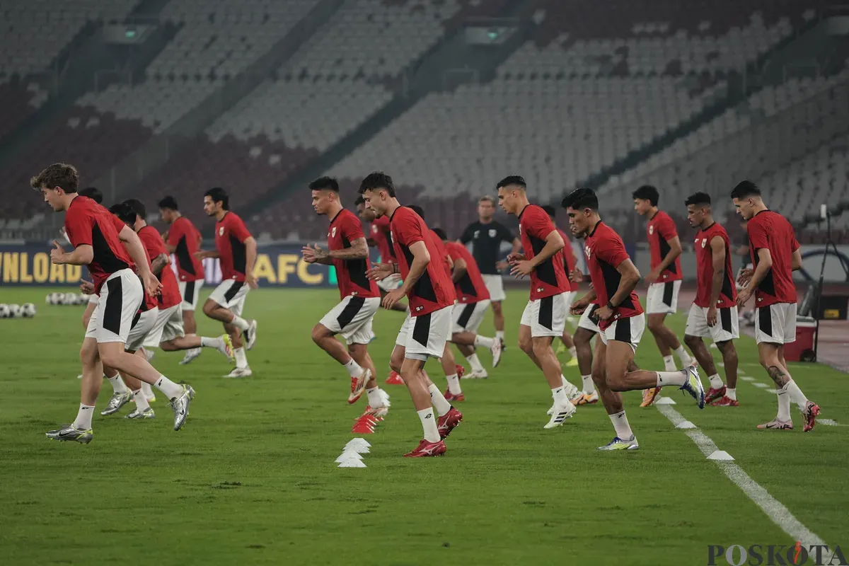 Sejumlah pesepak bola Timnas Inedonesia mengikuti sesi latihan resmi di Stadion Utama Gelora Bung Karno, Jakarta, Rabu, 4 Juni 2025. (Sumber: Poskota/Bilal Nugraha Ginanjar)