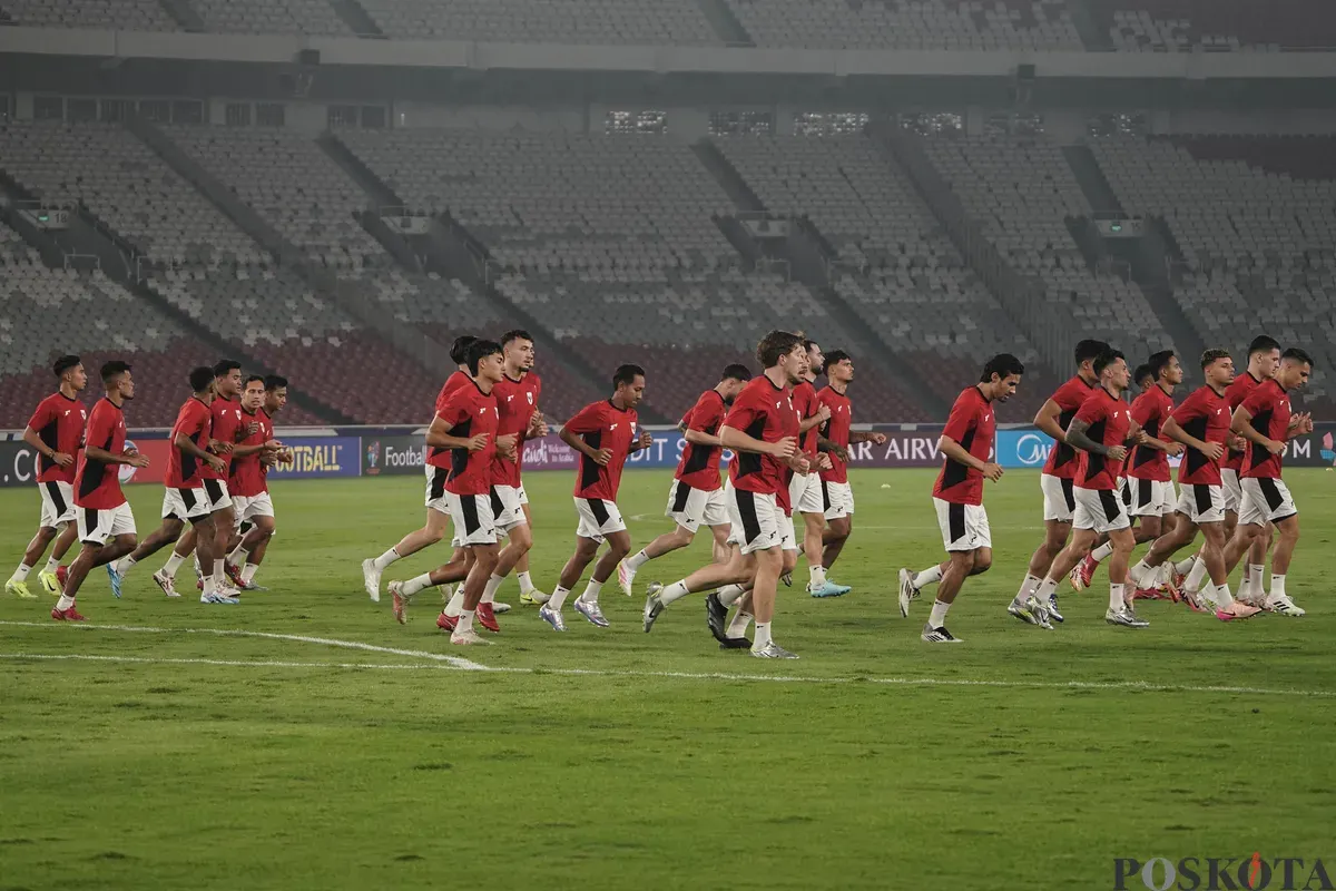 Sejumlah pesepak bola Timnas Inedonesia mengikuti sesi latihan resmi di Stadion Utama Gelora Bung Karno, Jakarta, Rabu, 4 Juni 2025. (Sumber: Poskota/Bilal Nugraha Ginanjar)