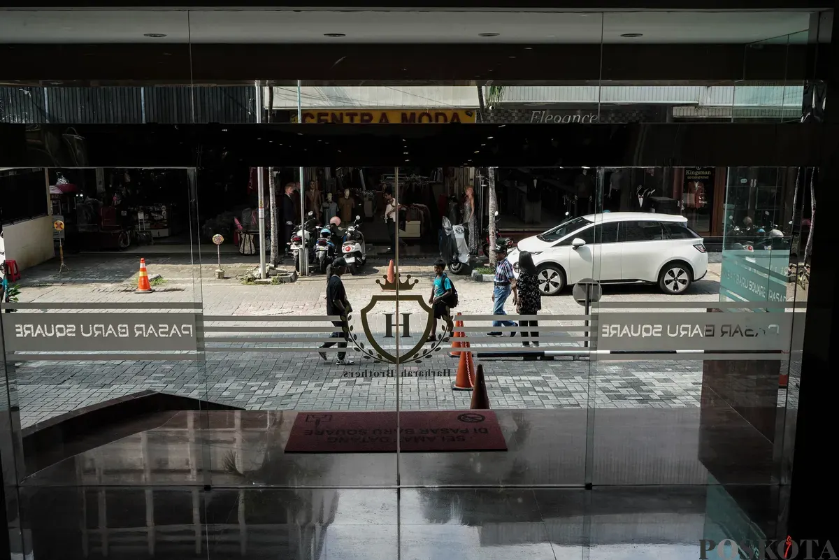 Suasana pusat perbelanjaan Pasar Baru Square, Jakarta, Rabu, 4 Juni 2025. (Sumber: Poskota/Bilal Nugraha Ginanjar)