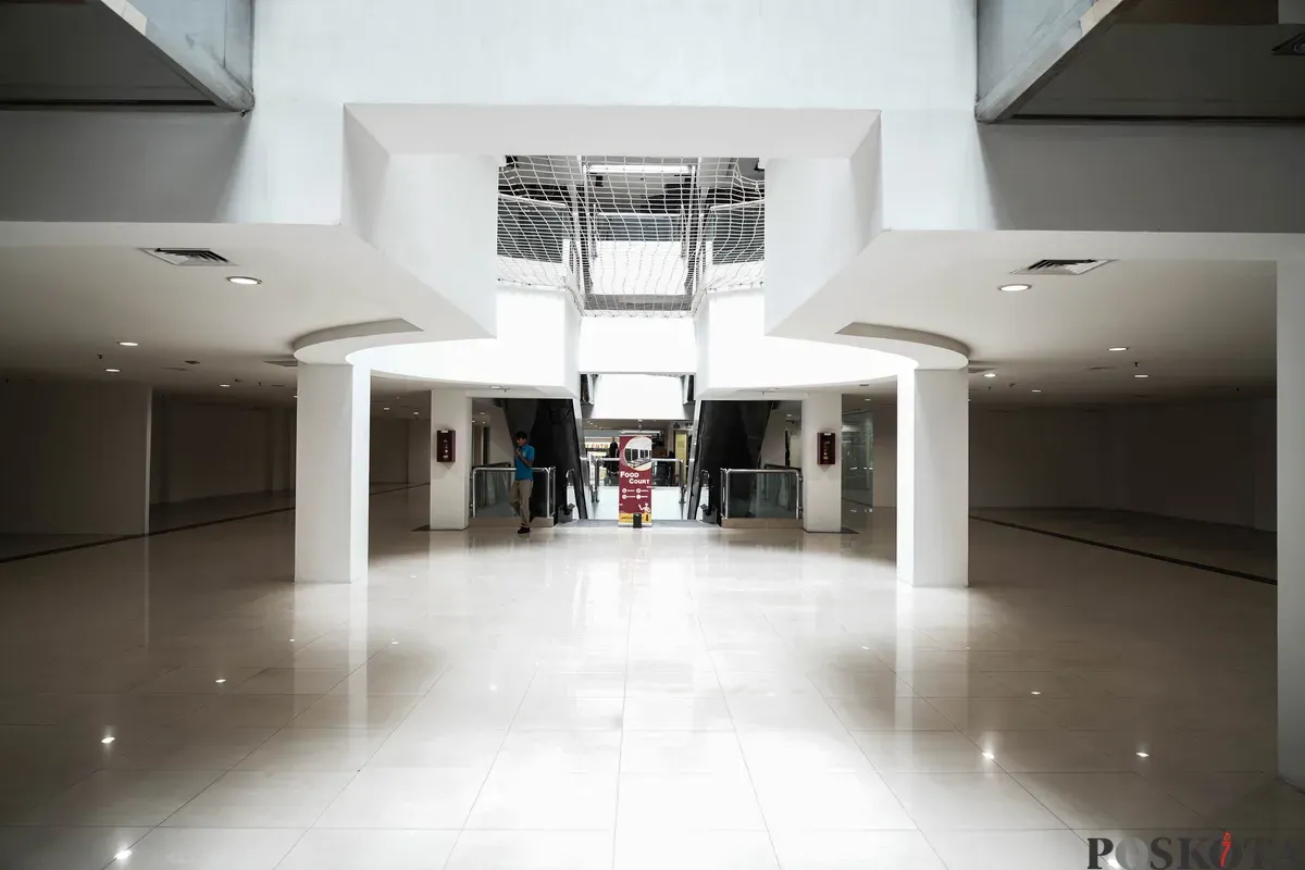 Suasana pusat perbelanjaan Pasar Baru Square, Jakarta, Rabu, 4 Juni 2025. (Sumber: Poskota/Bilal Nugraha Ginanjar)