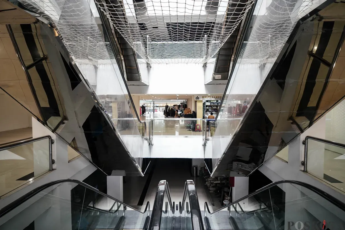 Suasana pusat perbelanjaan Pasar Baru Square, Jakarta, Rabu, 4 Juni 2025. (Sumber: Poskota/Bilal Nugraha Ginanjar)