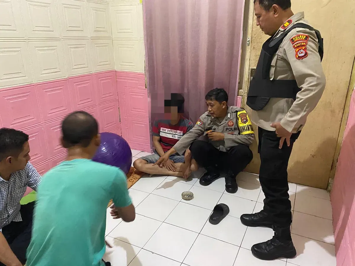 Pria yang diduga melakukan pencabulan kepada bocah 9 tahun diamankan petugas dari Polsek Cikande. (Sumber: Dok. Polsek Cikande)