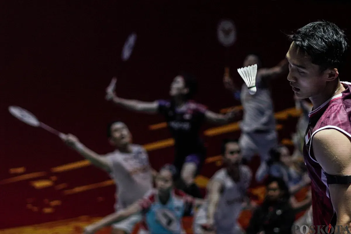Pebulu tangkis tunggal putra Indonesia Jonatan Christie mengembalikan kok ke arah lawannya tunggal putra Hongkong Lee Cheuk Yiu pada babak 16 besar Indonesia Open 2025 di Istora Senayan, Gelora Bung Karno, Jakarta, Kamis, 5 Juni 2025. (Sumber: Poskota/Bilal Nugraha Ginanjar)