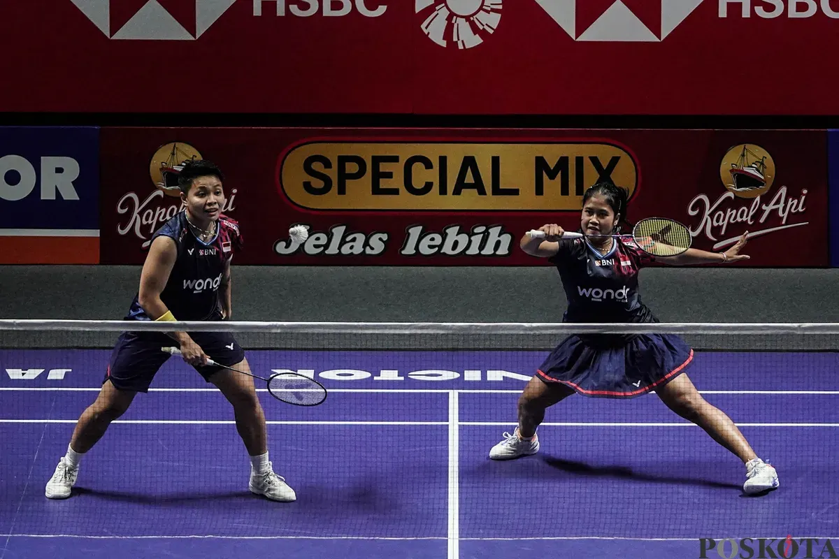 Pebulu tangkis ganda putri Indonesia Apriyani Rahayu dan Febi Setianingrum mengembalikan kok ke arah lawannya ganda putri Korea Selatan Baek Ha Na dan Lee So Hee pada babak 16 besar Indonesia Open 2025 di Istora Senayan, Gelora Bung Karno, Jakarta, Kamis, 5 Juni 2025. (Sumber: Poskota/Bilal Nugraha Ginanjar)