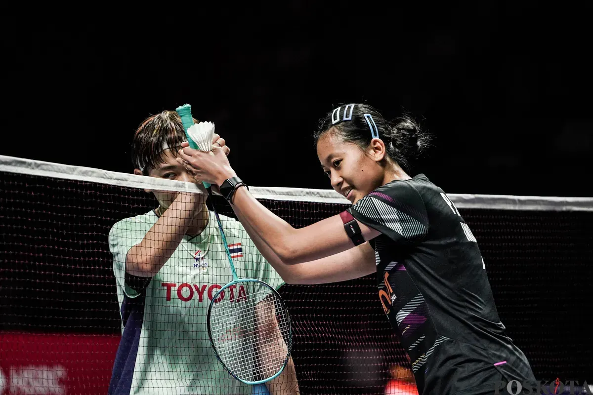 Pebulu tangkis tunggal putri Indonesia Putri Kusuma Wardani mengembalikan kok ke arah lawannya tunggal putri Thailand Supanida Katethong pada babak 16 besar Indonesia Open 2025 di Istora Senayan, Gelora Bung Karno, Jakarta, Kamis, 5 Juni 2025. (Sumber: Poskota/Bilal Nugraha Ginanjar)
