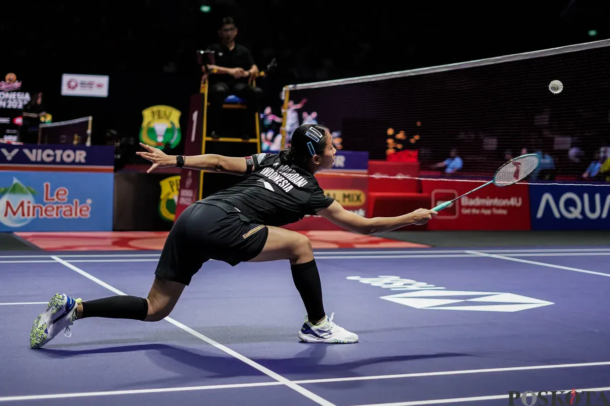 Pebulu tangkis tunggal putri Indonesia Putri Kusuma Wardani mengembalikan kok ke arah lawannya tunggal putri Thailand Supanida Katethong pada babak 16 besar Indonesia Open 2025 di Istora Senayan, Gelora Bung Karno, Jakarta, Kamis, 5 Juni 2025. (Sumber: Poskota/Bilal Nugraha Ginanjar)