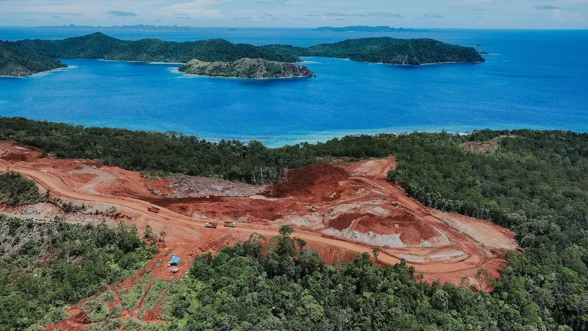 Siapa pemilik 4 tambang nikel di Raja Ampat yang kena sanksi pencabutan izin? Simak profil perusahaan, afiliasi konglomerat, dan bukti pelanggaran lingkungan yang terungkap! Baca selengkapnya. (Sumber: X/@IndoPopBase)