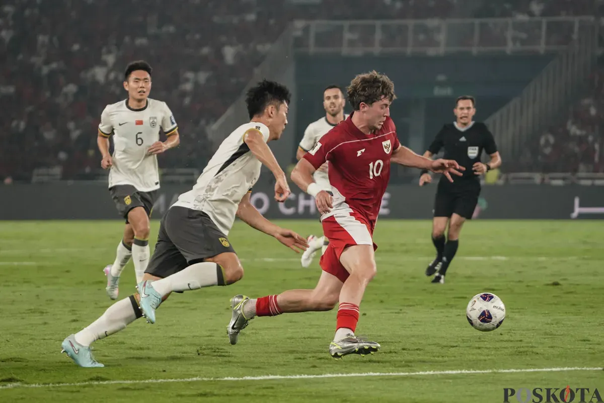 Penyerang Timnas Indonesia Ole Romeny berebut bola dengan pemain Timnas China pada pertandingan Kualifikasi Piala Dunia 2026 putaran ketiga Grup C di Stadion Utama Gelora Bung Karno, Jakarta, Kamis (5/6/2025). (Sumber: Poskota/Bilal Nugraha Ginanjar)