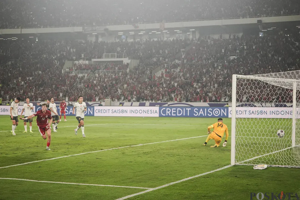 Penyerang Timnas Indonesia Ole Romeny mencetak gol ke gawang Timnas China dari titik penalti pada pertandingan Kualifikasi Piala Dunia 2026 putaran ketiga Grup C di Stadion Utama Gelora Bung Karno, Jakarta, Kamis (5/6/2025). (Sumber: Poskota/Bilal Nugraha Ginanjar)