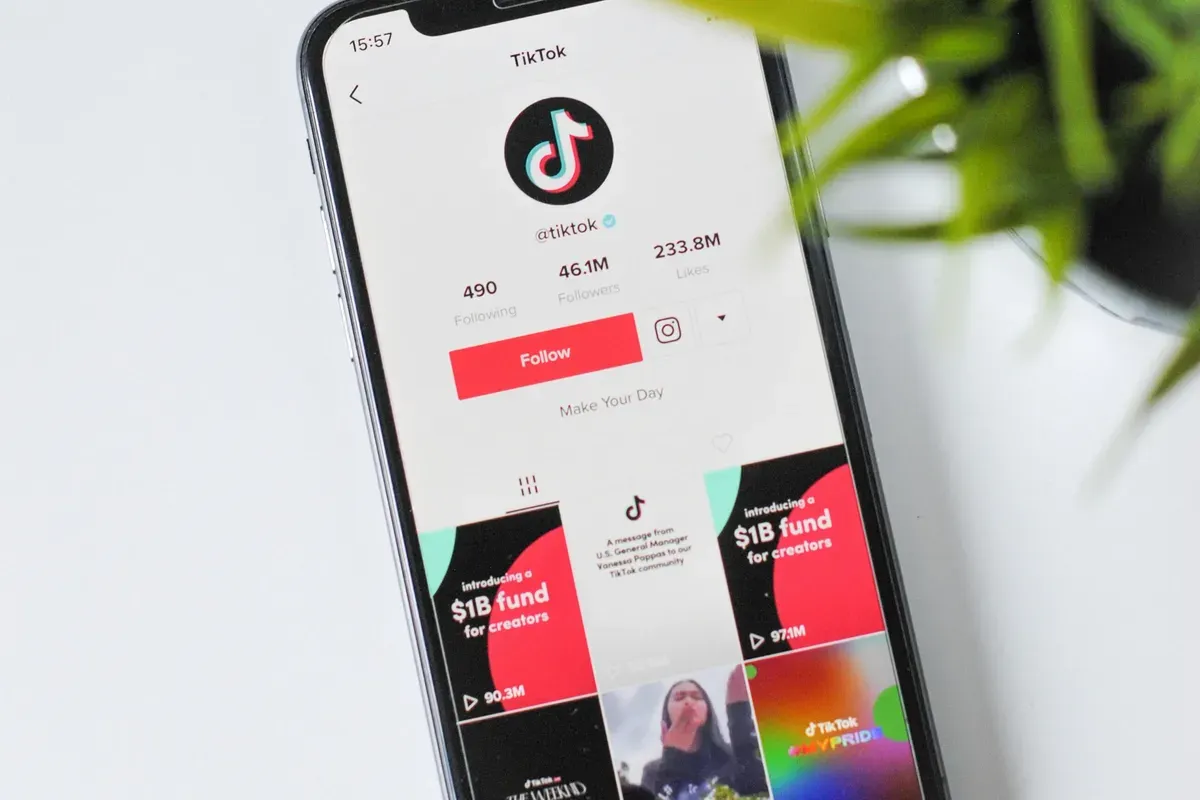 Cara menambah followers TikTok. (Sumber: Unsplash/Nik)