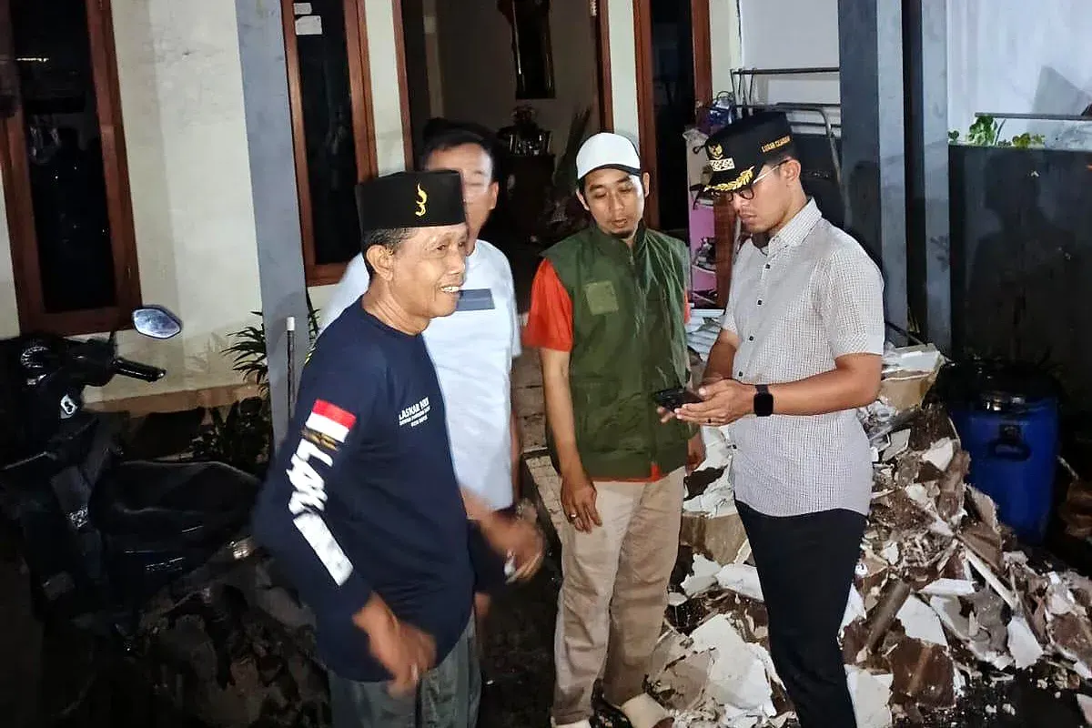 Lurah Cilangkap, Galih Catur Prasatya mengecek kondisi rumah warga yang alami kerusakan akibat disapu angin puting beliung. (Sumber: Istimewa)