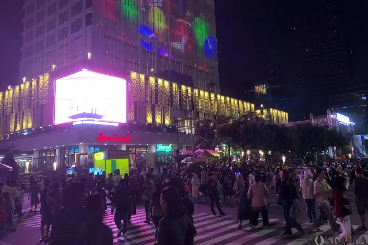 Suasana malam hari di kawasan Sarinah Thamrin, Jakarta Pusat. (Sumber: Poskota/M. Tegar Jihad)