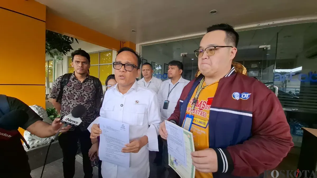 Wamenaker, Immanuel Ebenezer menyidak pabrik PT Artaboga Cemerlang di Jalan Daan Mogot, Cengkareng, Jakarta Barat, Selasa, 10 Juni 2025. (Sumber: POSKOTA | Foto: Pandi Ramedhan)
