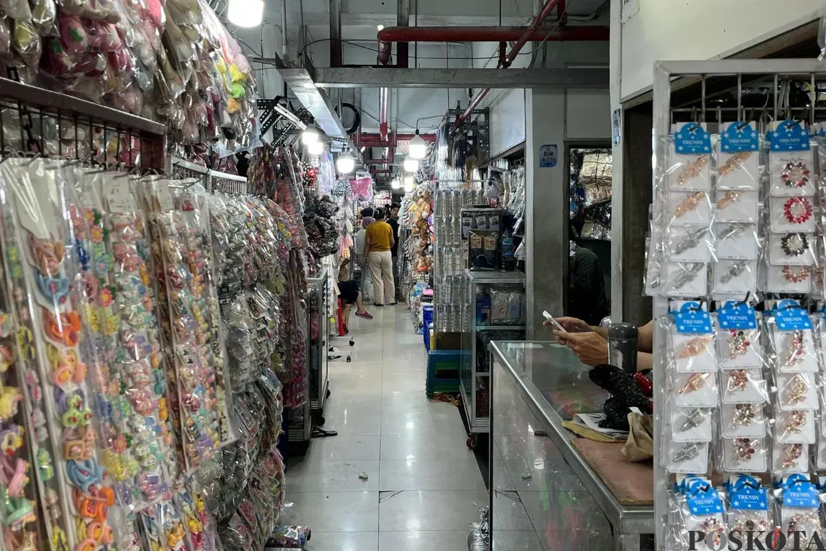 Suasana di Pasar Asemka, Tamansari, Jakarta Barat, Rabu, 11 Juni 2025. (Sumber: Poskota/Pandi Ramedhan)