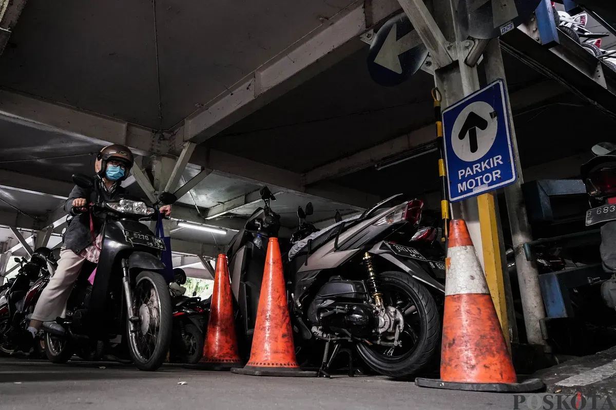 Pengendara mengeluarkan sepeda motor dari Park and Ride Vertical Ragunan, Jakarta Selatan, Rabu, 11 Juni 2025. (Sumber: Poskota/Bilal Nugraha Ginanjar)