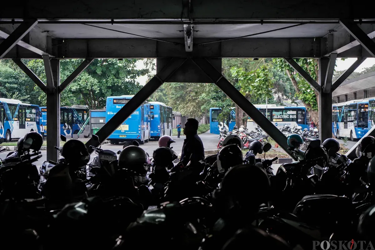 Warga berjalan mencari sepeda motor di Park and Ride Vertical Ragunan, Jakarta Selatan, Rabu, 11 Juni 2025. (Sumber: Poskota/Bilal Nugraha Ginanjar)