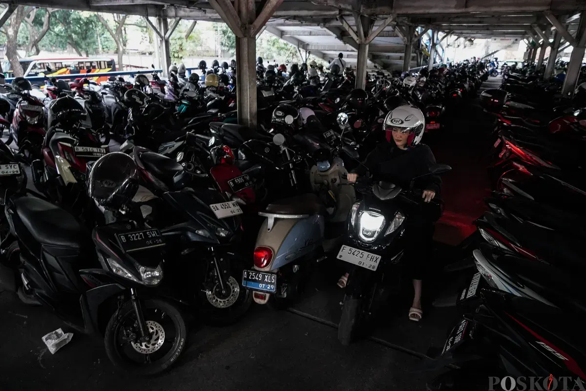 Pengendara mengeluarkan sepeda motor dari Park and Ride Vertical Ragunan, Jakarta Selatan, Rabu, 11 Juni 2025. (Sumber: Poskota/Bilal Nugraha Ginanjar)