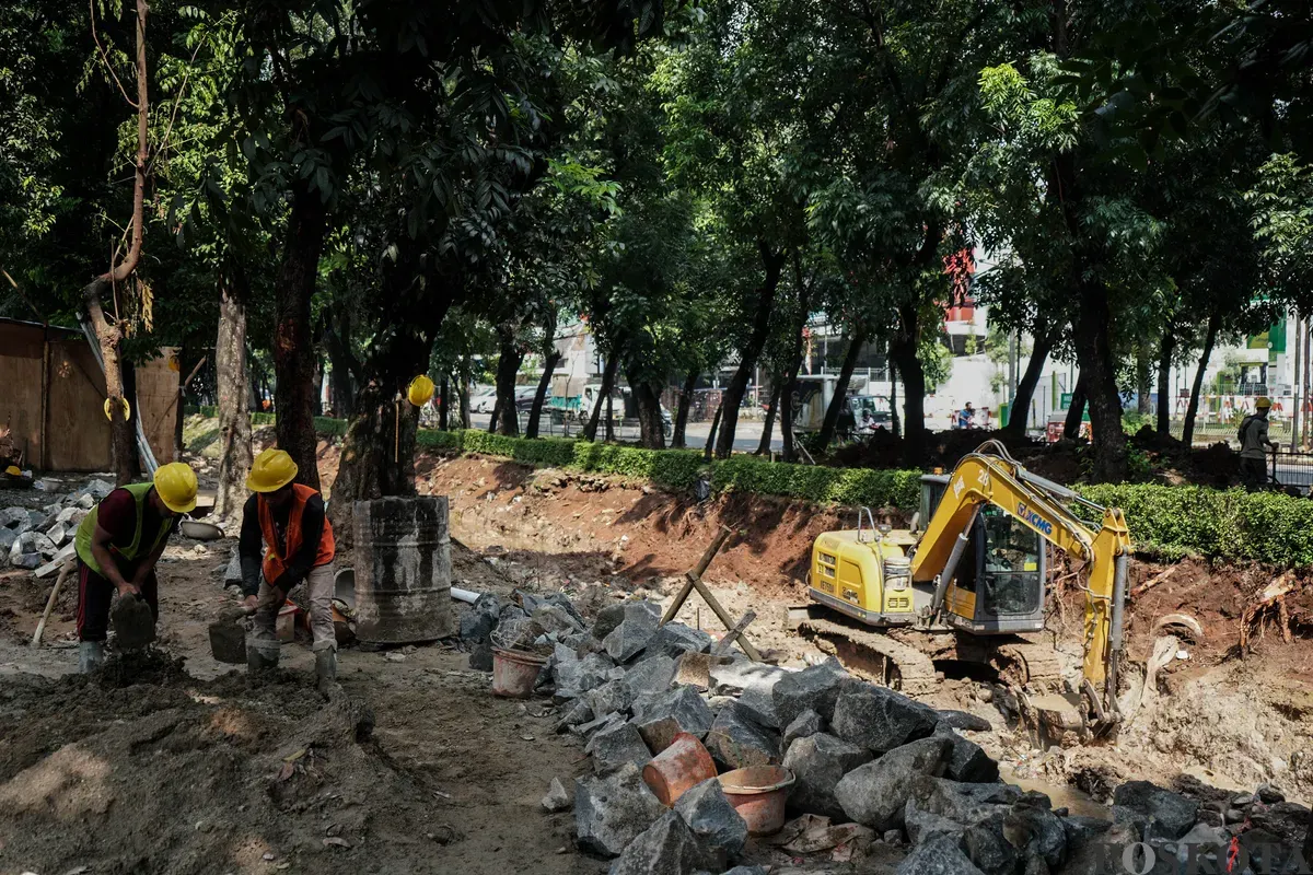 Pekerja menyelesaikan perbaikan turap Kali Ciliwung di Jalan Minangkabau, Setiabudi, Jakarta Selatan, Rabu, 11 Juni 2025. (Sumber: Poskota/Bilal Nugraha Ginanjar)