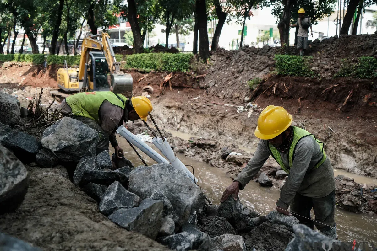 Pekerja menyelesaikan perbaikan turap Kali Ciliwung di Jalan Minangkabau, Setiabudi, Jakarta Selatan, Rabu, 11 Juni 2025. (Sumber: Poskota/Bilal Nugraha Ginanjar)