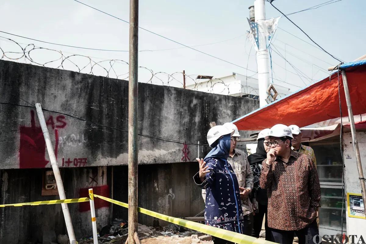 Gubernur DKI Jakarta Pramono Anung meninjau pembangunan tanggul mitigasi banji rob di Jalan Dermaga Ujung, Muara Angke, Jakarta, Kamis, 12 Juni 2025. (Sumber: Poskota/Bilal Nugraha Ginanjar)
