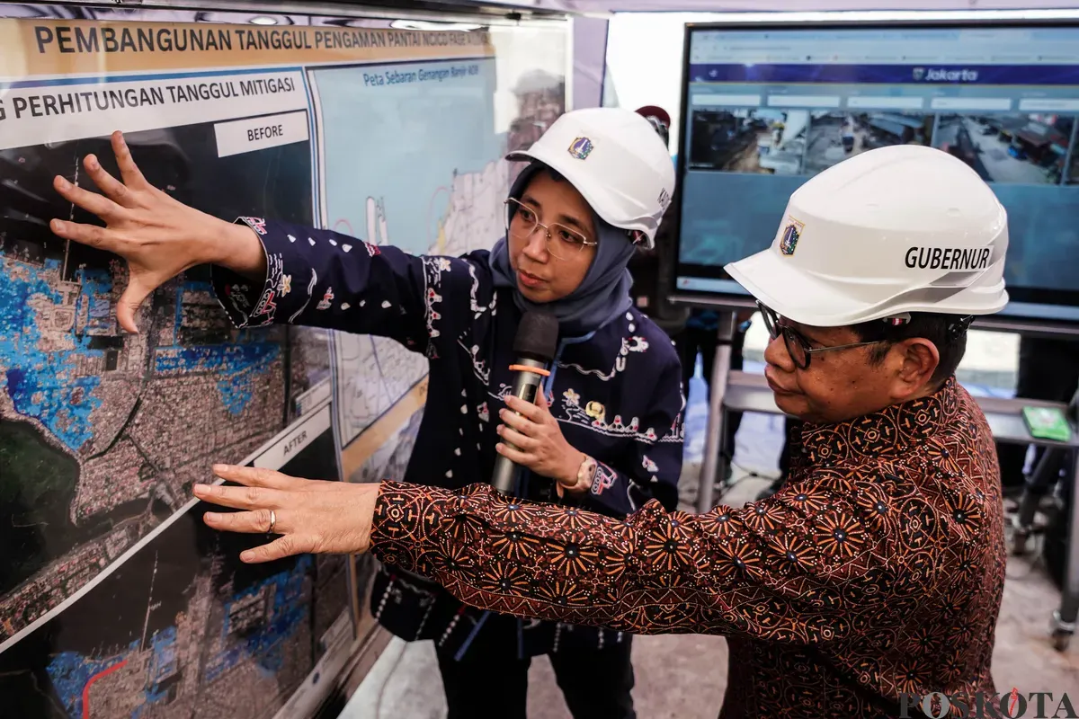 Gubernur DKI Jakarta Pramono Anung meninjau pembangunan tanggul mitigasi banji rob di Jalan Dermaga Ujung, Muara Angke, Jakarta, Kamis, 12 Juni 2025. (Sumber: Poskota/Bilal Nugraha Ginanjar)