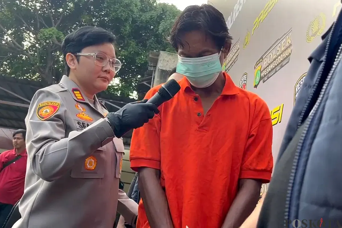 Kapolsek Pesanggrahan, AKP Seala Syah Alam saat meminta keterangan dari H, pelaku pembakaran rumah istrinya. (Sumber: POSKOTA | Foto: Ali Mansur)