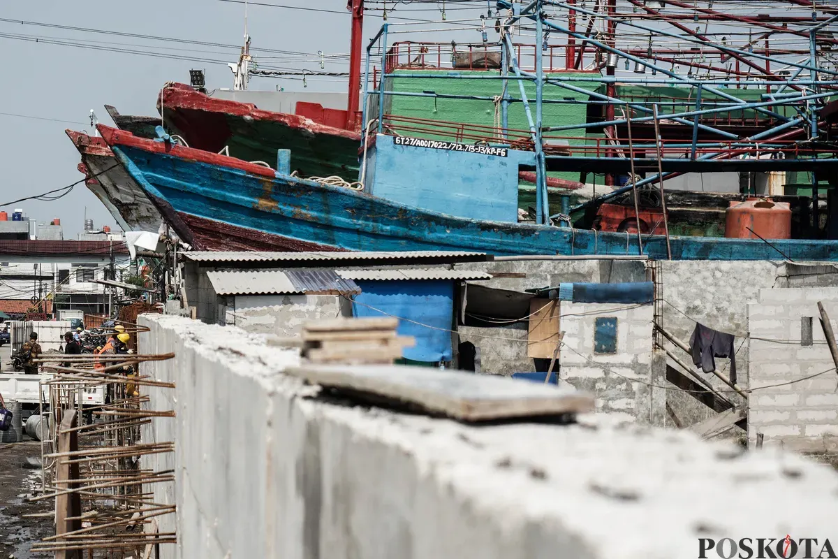Pekerja menyelesaikan pembangunan tanggul mitigasi di area Docking Kapal Baywalk, Pluit, Jakarta, Kamis, 12 Juni 2025. (Sumber: Poskota/Bilal Nugraha Ginanjar)