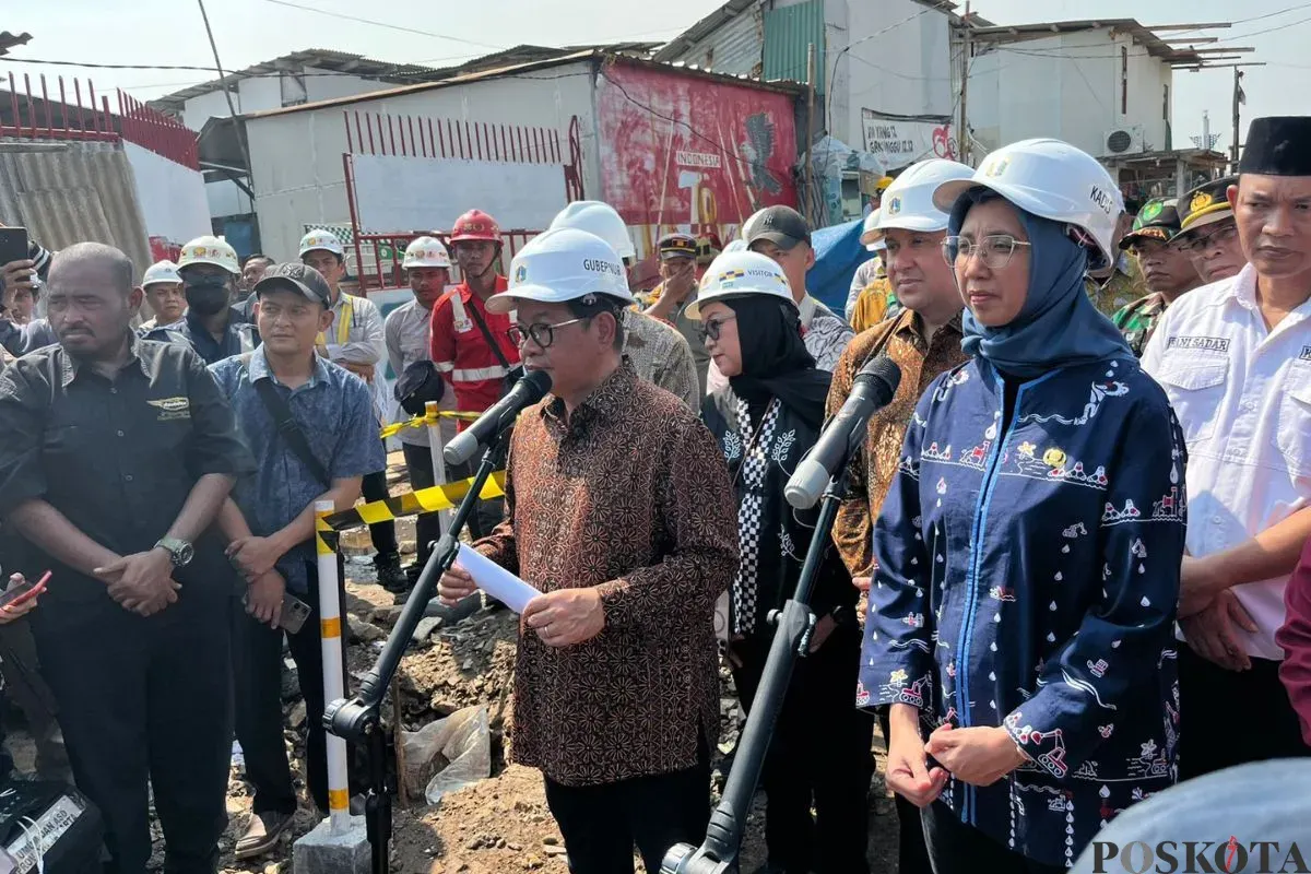 Gubenur Jakarta, Pramono Anung meninjau pembangunan Tanggul Mitigasi di Muara Angke, Jakarta Utara, Kamis, 12 Juni 2025. (Sumber: Poskota/M. Tegar Jihad)