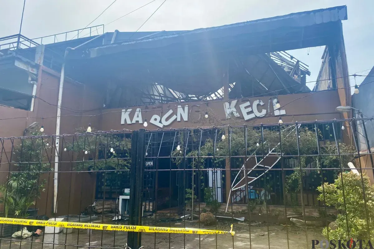 Kondisi bangunan warung makan “Kampung Kecil” di Serpong BSD City, Kota Tangerang Selatan seusai terbakar, Jumat, 13 Juni 2025. (Sumber: Poskota/Primayanti Juli Kumala)